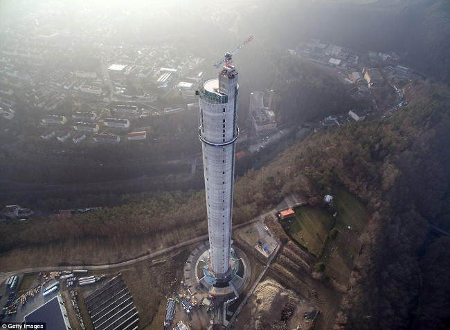 Tòa tháp trị giá 35 triệu đôla được sử dụng để kiểm tra khả năng lên xuống và di chuyển sang hai bên của thang máy