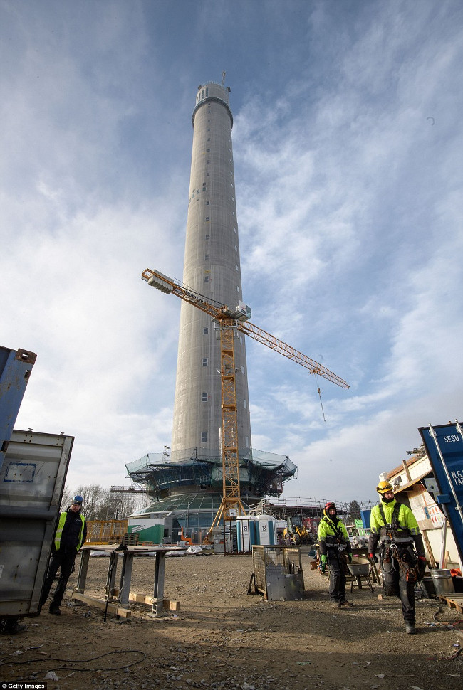 Công nhân đang làm việc bên dưới tòa tháp khổng lồ mới được xây dựng ở Rottweil