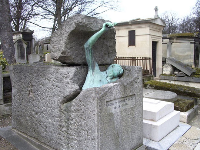 Georges Rodenbach, một nhà văn người Bỉ được chôn cất tại khu mộ Pere Lachaise ở Paris.