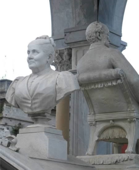 Ngôi mộ có bức tượng hai cặp vợ chồng quay lưng lại với nhau 