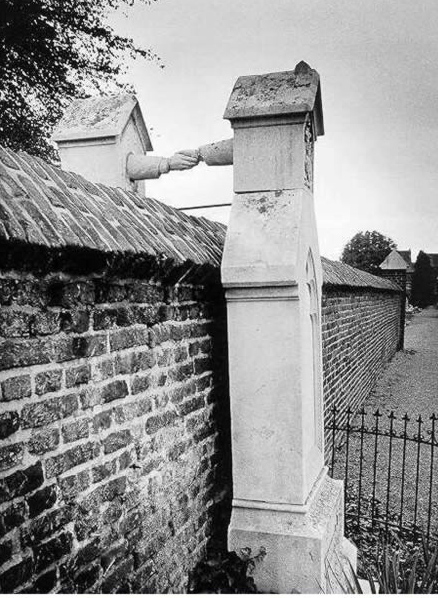 Hai ngôi mộ này của một cặp vợ chồng, vợ là một phụ nữ Công giáo, người chồng theo đạo Tin lành. 