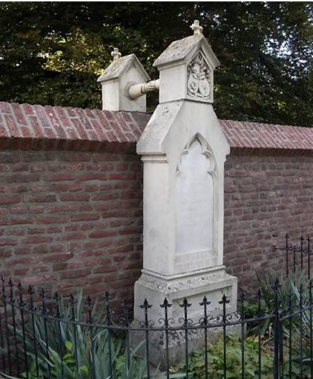 Hai ngôi mộ này của một cặp vợ chồng, vợ là một phụ nữ Công giáo, người chồng theo đạo Tin lành. 