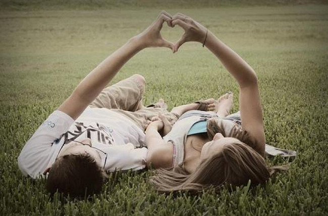 Mối tương quan tiêu cực giữa số lượng tin nhắn gửi đi và sự ổn định trong mối quan hệ hiện tại