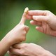 Các bước sơ cứu kịp thời khi bị kẹt tay vào khe cửa
