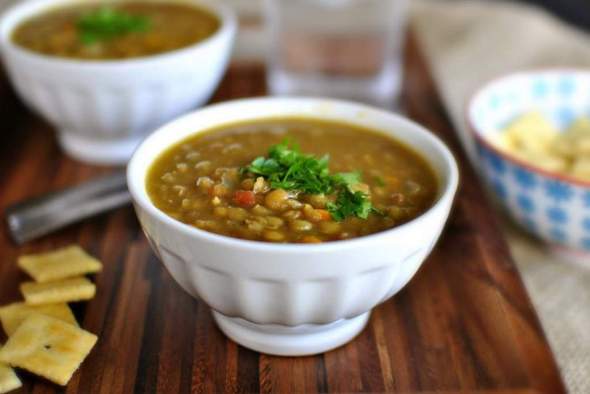 Người Brazil thường ăn bữa đầu tiên của năm mới với súp đậu lăng hoặc đậu lăng và cơm