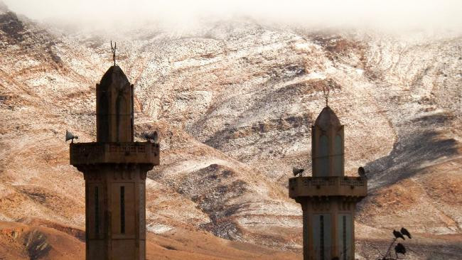 Từng cồn cát của sa mạc Sahara đều được bao phủ trong tuyết Từng cồn cát của sa mạc Sahara đều được bao phủ trong tuyết