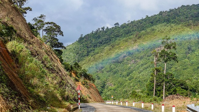Cầu vồng trên đường mòn Hồ Chí Minh nhánh Tây sau trận mưa