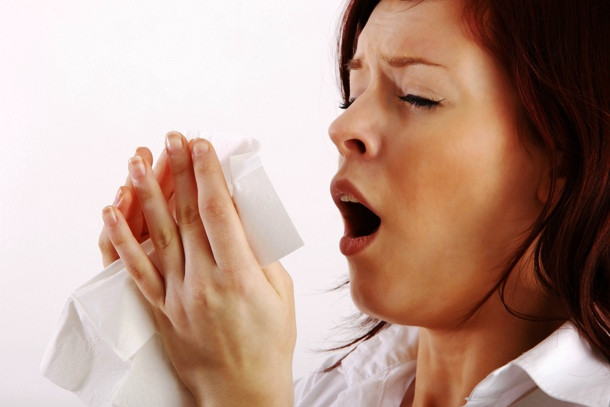 Nếu ngăn chặn việc hắt hơi, bạn có thể bị vỡ mạch máu trong cầu mắt