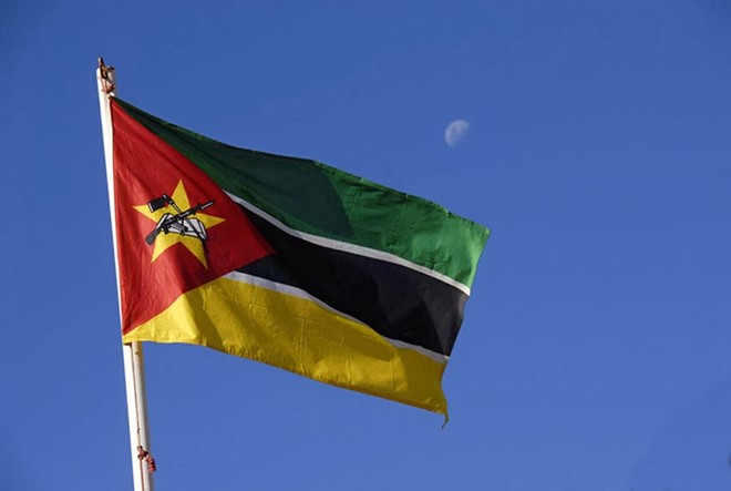 Quốc kỳ của Mozambique   Quốc kỳ của Mozambique
