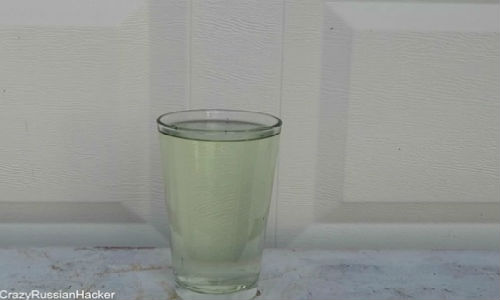 Đổ nước Javel vào cốc Coca Cola 