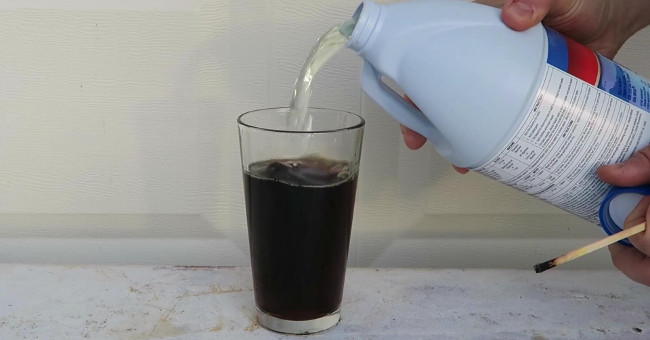 Đổ nước Javel vào cốc Coca Cola 