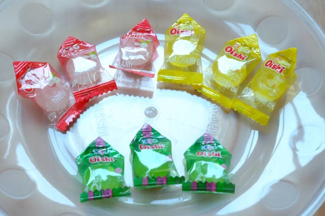 Gấp kẹo thành những hình tam giác 