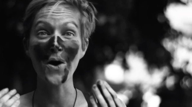 Điều đó có nghĩa là để bảo vệ làn da khỏi ánh nắng mặt trời, kem chống nắng đã dựng lên một bức tường "đen" ngăn bức xạ từ mặt trời chiếu thẳng vào làn da, biến tất cả mọi làn da đều trở thành màu đen, bởi ánh nắng mặt trời không chiếu xuyên qua được lớp kem chống nắng.