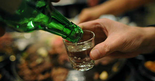 Ăn gì, uống gì trước khi uống rượu để không lo bị say trong những ngày Tết?