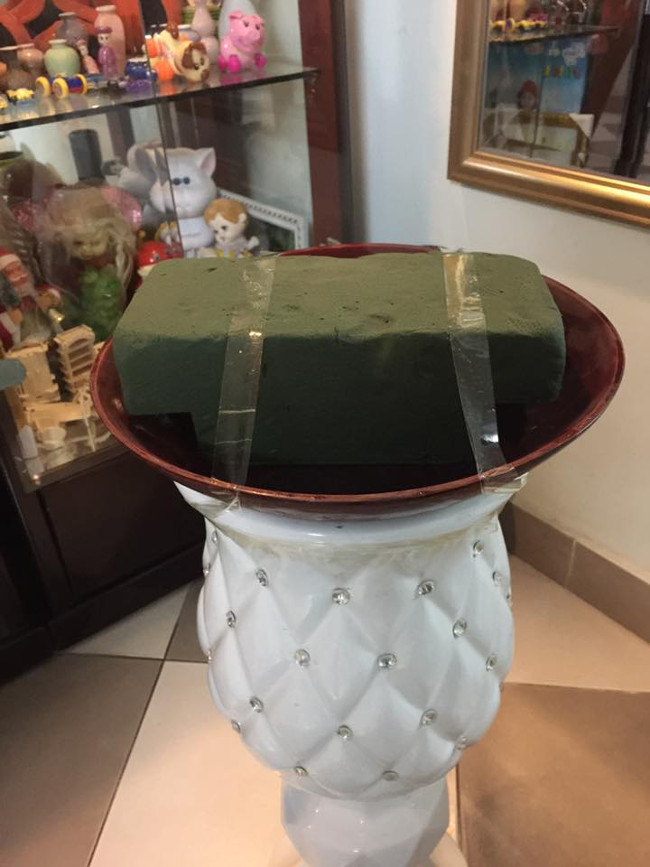 Đặt miếng xốp lên chiếc đĩa để cắm hoa  Đặt miếng xốp lên chiếc đĩa để cắm hoa