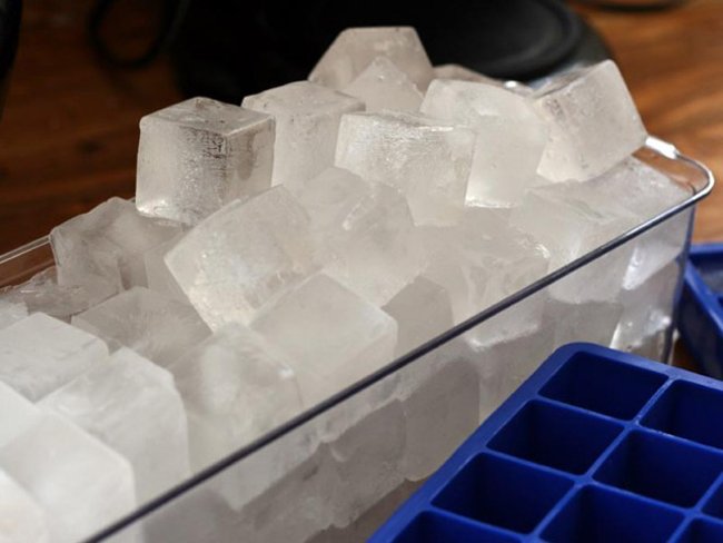 Vậy làm thế nào mà nước nóng có thể đóng băng nhanh hơn nước lạnh, khi mà rõ ràng rằng nước lạnh có nhiệt độ nằm gần điểm đóng băng đó hơn?