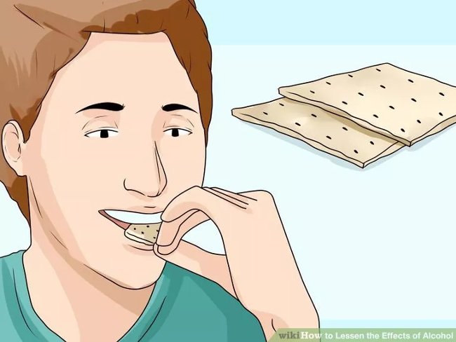 Ăn bánh quy giòn hoặc bánh mì nướng