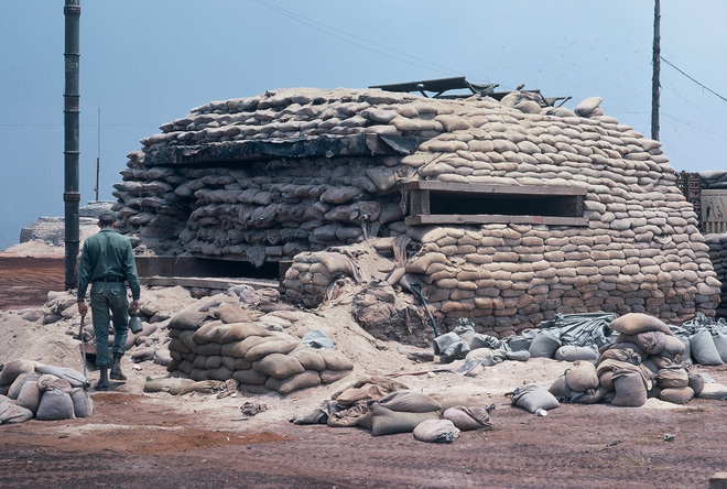 Những bao cát đắp dày xung quanh công sự