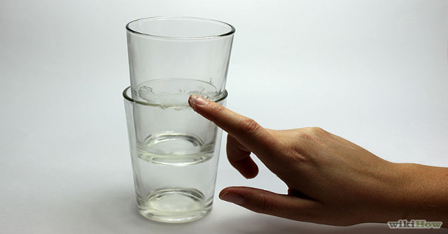 Gỡ 2 chiếc cốc dính lồng vào nhau như thế nào? 