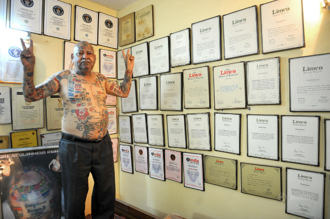 Người có nhiều hình xăm quốc kỳ và bản đồ của các nước trên thế giới Người có nhiều hình xăm quốc kỳ và bản đồ của các nước trên thế giới