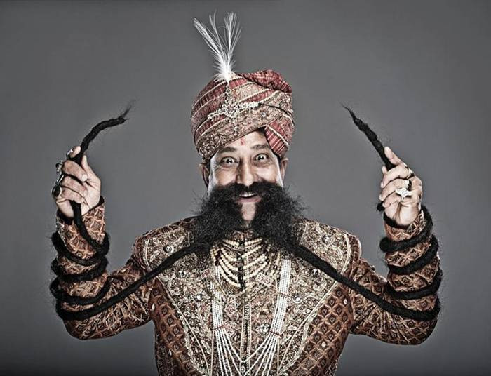 Ông Ram Singh Chauhan sống ở Ấn Độ sở hữu bộ ria mét có chiều dài hơn 4,2m Ông Ram Singh Chauhan sống ở Ấn Độ sở hữu bộ ria mét có chiều dài hơn 4,2m