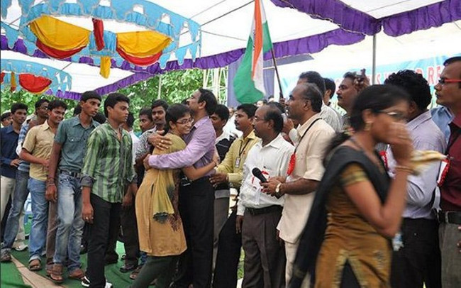 Người ôm nhiều người nhất trong vòng 1 giờ. Người ôm nhiều người nhất trong vòng 1 giờ.