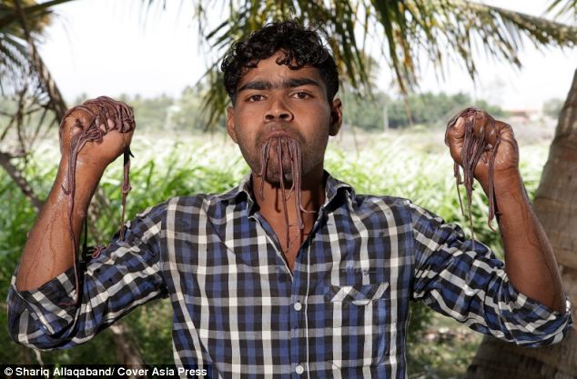 John Peter khiến nhiều người ớn lạnh khi có sở thích kỳ lạ là ăn côn trùng John Peter khiến nhiều người ớn lạnh khi có sở thích kỳ lạ là ăn côn trùng