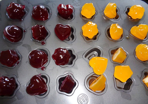 Cho khay kẹo vào tủ lạnh   Cho khay kẹo vào tủ lạnh