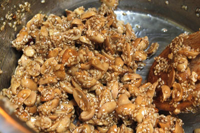 Trộn đều đường, lạc và vừng   Trộn đều đường, lạc và vừng