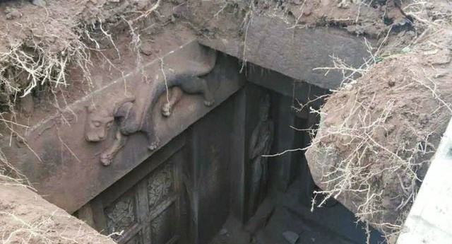 Tìm thấy ngôi mộ cổ có chứa nhiều tấm bia