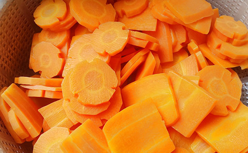 Cà rốt trần qua rồi để ráo nước 