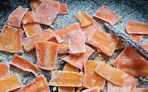 Đường bắt đầu kết tinh, bám vào các miếng cà rốt 