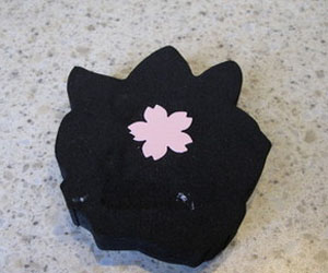 Cắt giấy hồng thành hoa đào Cắt giấy hồng thành hoa đào