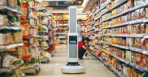 Tally, chú robot chạy vòng quanh kiểm tra hàng hóa trong cửa hàng