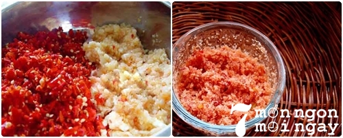 Băm ớt, tỏi rồi trộn với muối Băm ớt, tỏi rồi trộn với muối