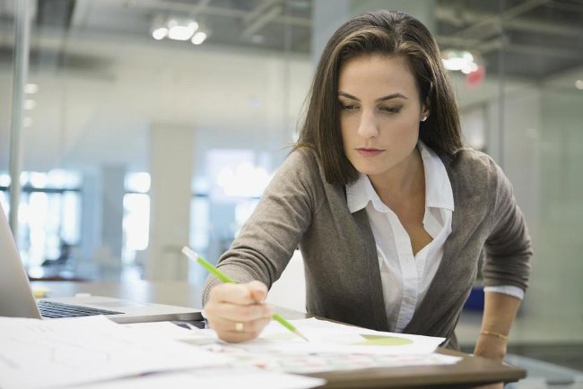 Làm việc quá nhiều cho thấy bạn đang bị công việc lấn át