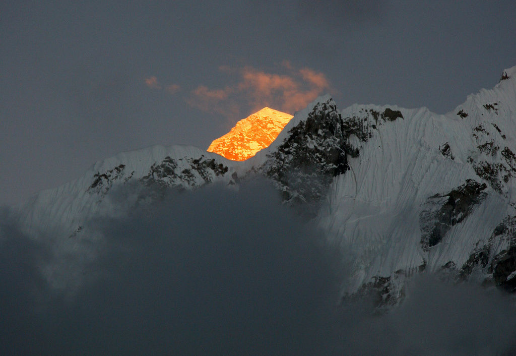 Khi chụp ở nơi thấp hơn hình ảnh phản chiếu của Mặt Trời trên đỉnh Everest ảo diệu thế này đây.