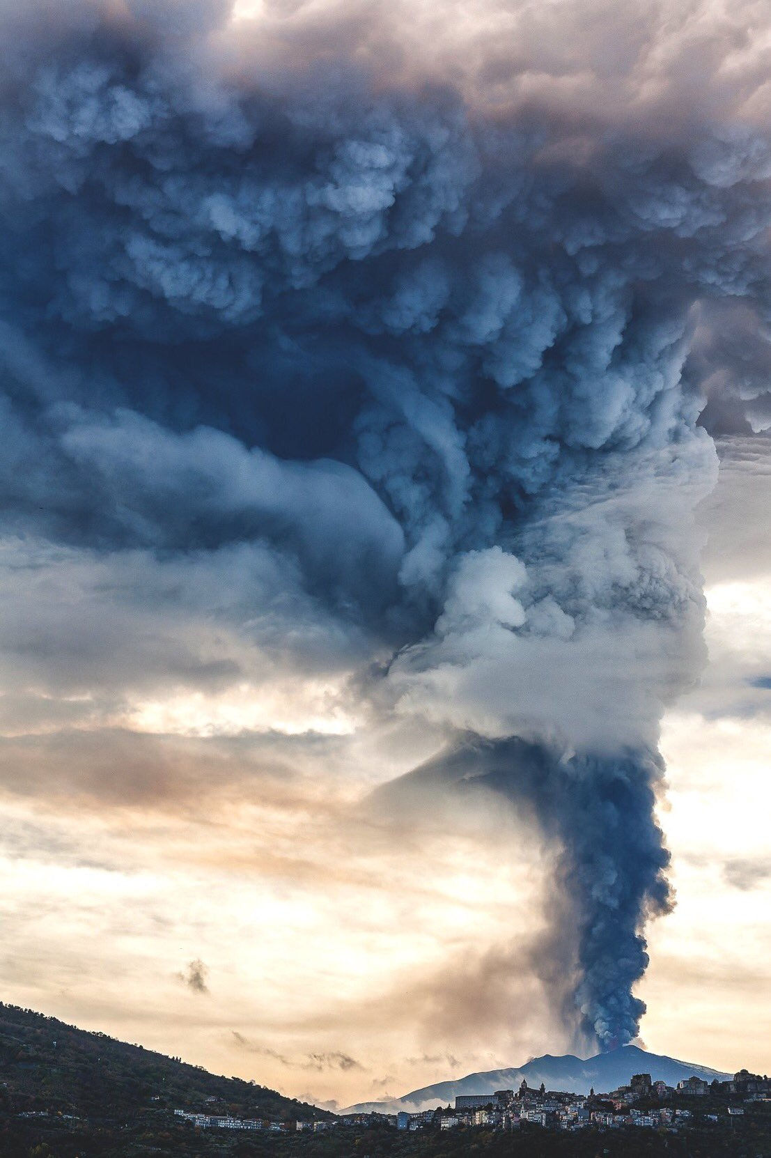 Núi lửa Etna, một trong những núi lửa hoạt động mạnh nhất trên thế giới, phun trào với khói bụi phủ lấp bầu trời.