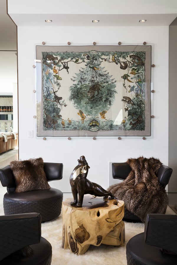 Có hơn 100 tác phẩm nghệ thuật đặc sắc bên trong ngôi biệt thự triệu đô này