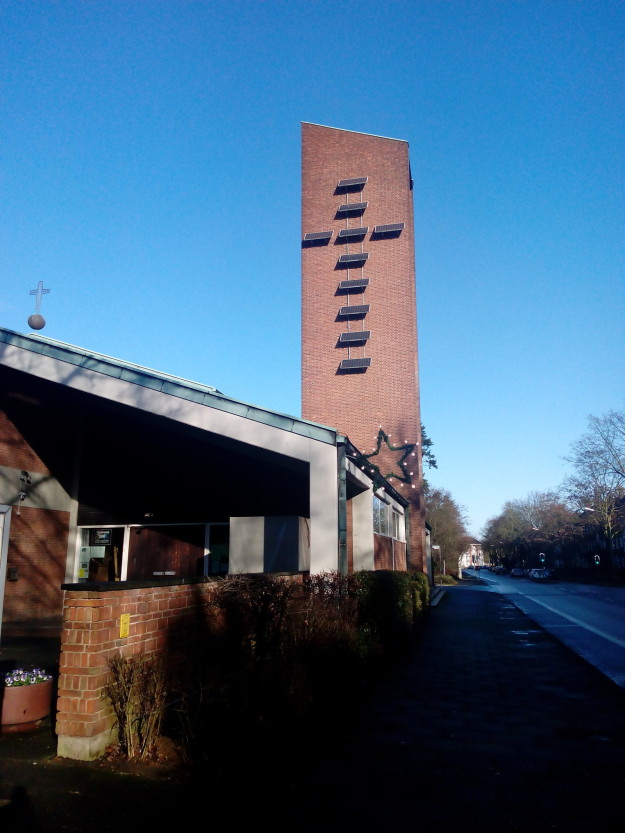 Thánh giá kết hợp pin năng lượng mặt trời.