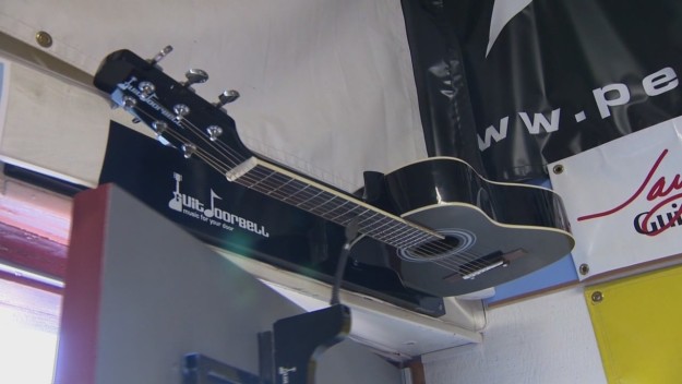 Một chiếc chuông cửa bằng đàn ghi-ta 