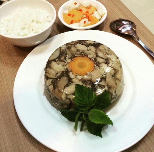 Thịt nấu đông ăn kèm cơm trắng và dưa chua