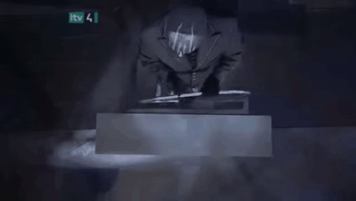 Chiếc vòng của nhà ảo thuật chạy dọc cơ thể của nhân vật bay lơ lửng Chiếc vòng của nhà ảo thuật chạy dọc cơ thể của nhân vật bay lơ lửng