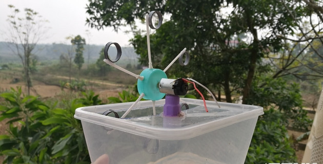 Gắn mô tơ lên nắp hộp