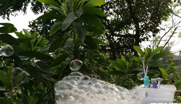 Bong bóng bay ra rất nhiều với màu 7 sắc cầu vồng vô cùng đẹp mắt