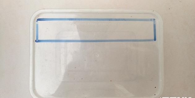 Kẻ hình lên nắp hộp để cắt dễ dàng hơn