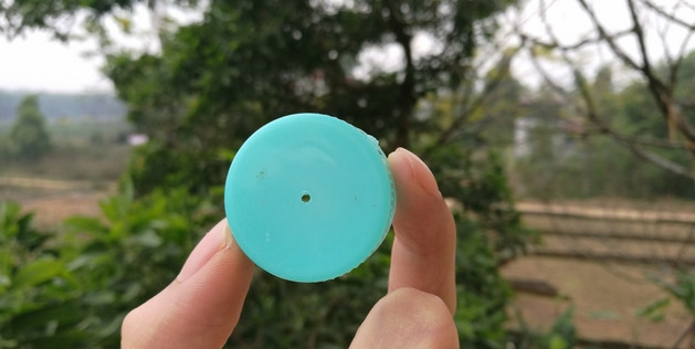 Đục một lỗ vừa với trục mô tơ tại tâm của nắp chai