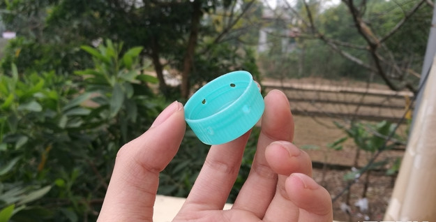 Đục 6 lỗ cách đều nhau tại thành của nắp chai