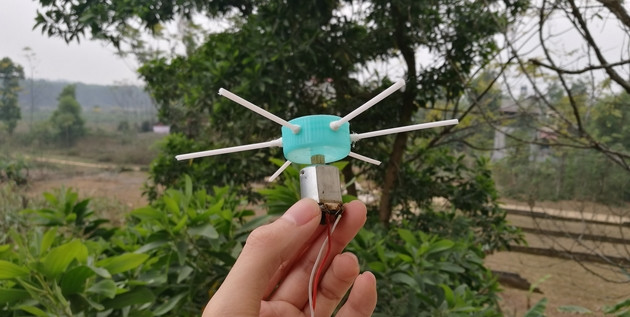 Lắp mô tơ vào lỗ tại tâm nắp chai