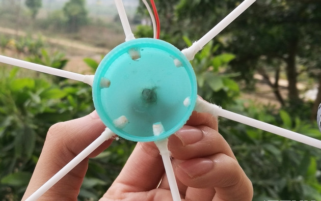 Thêm một chút keo nến cho chắc chắn